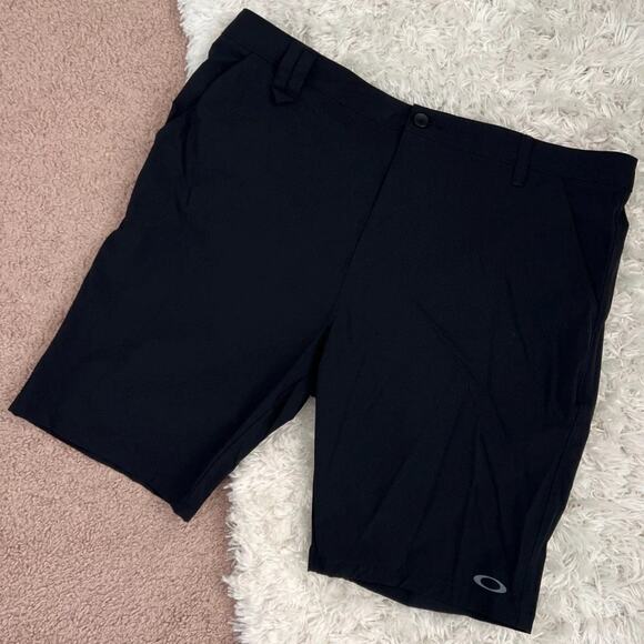 Oakley Black Regular Fit Shorts Size 40 - Picture 1 of 6